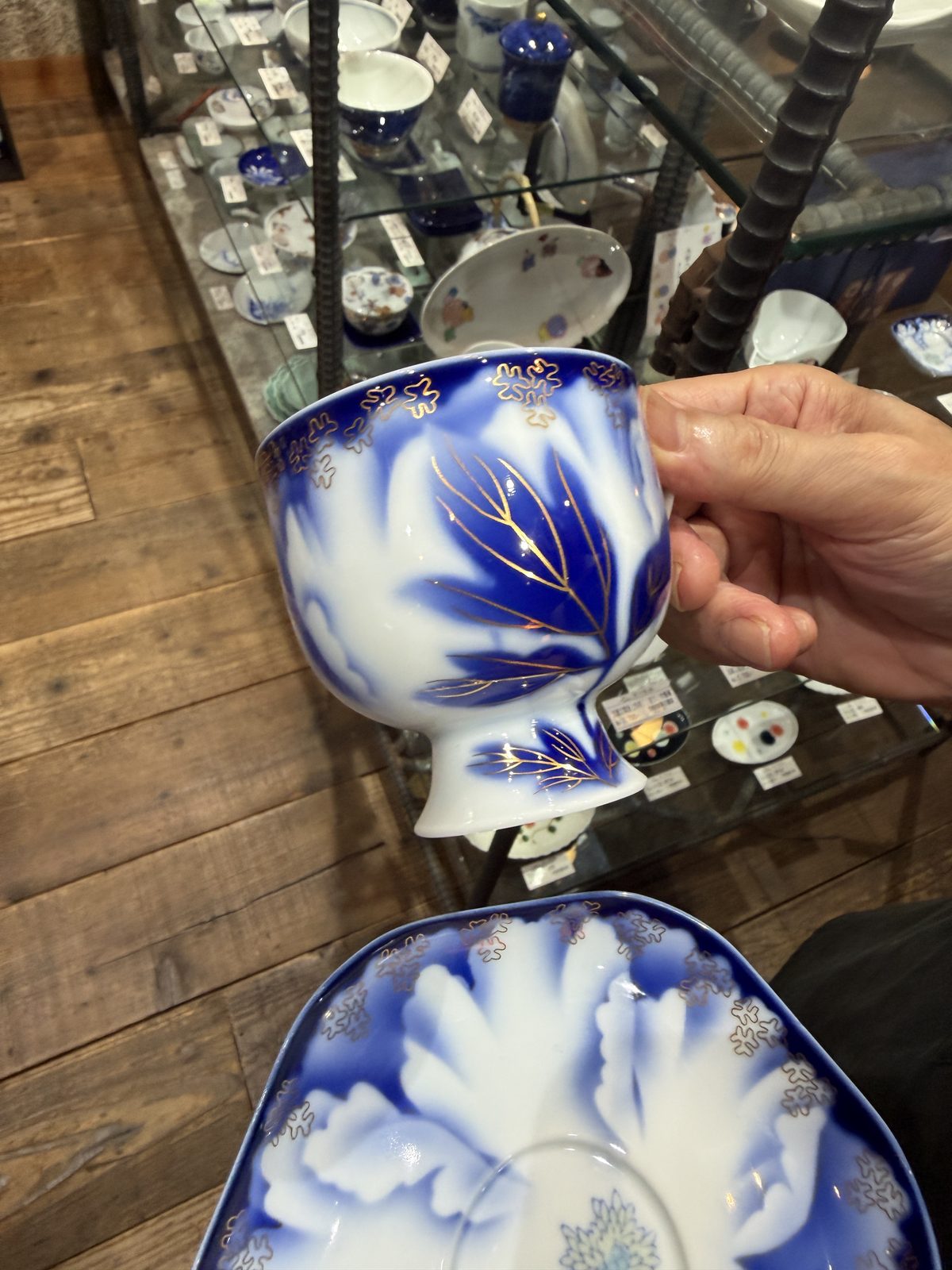 A related Fukagawa Seiji cup with the same cobalt, white, and gold design