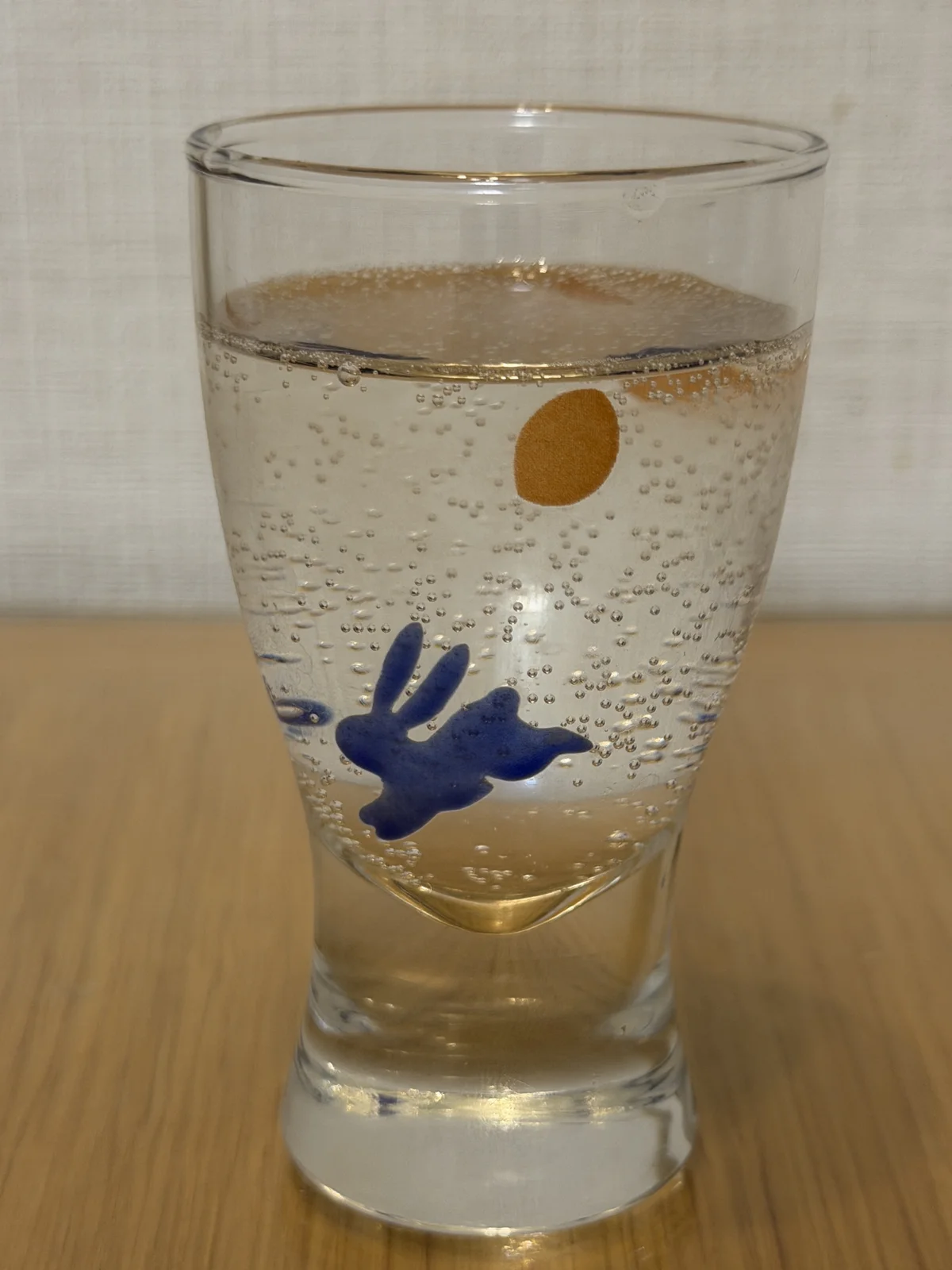 Fine bubbles rising in a glass of Nichi Nichi Yamadanishiki sake